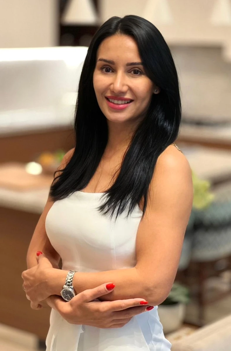 Mona escort in Milan